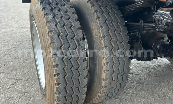 Comprar Usado Hino 300 Series Vermelho Caminhão em Xai-Xai em Gaza Comprar Usado Hino 300 Series Vermelho Caminhão em Xai-Xai em Gaza