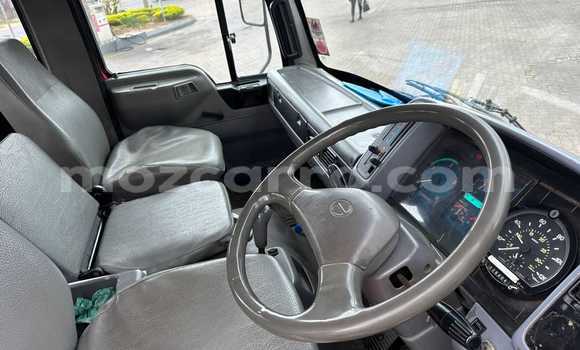 Comprar Usado Hino 300 Series Vermelho Caminhão em Xai-Xai em Gaza Comprar Usado Hino 300 Series Vermelho Caminhão em Xai-Xai em Gaza