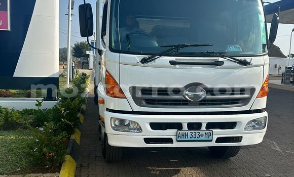 Comprar Usado Hino 300 Series Branco Caminhão em Maxixe em Inhambane