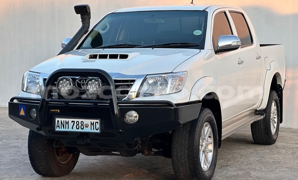 Comprar Usado Toyota Hilux Branco Carro em Maputo em Maputo