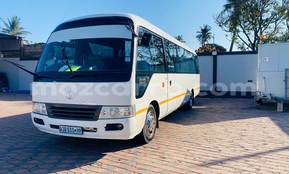 Nunua Ilio tumika Toyota Coaster Nyeupe Gari ndani ya Mocambique nchini Nampula