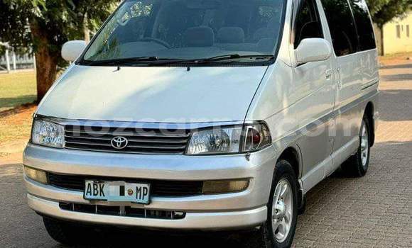 Comprar Usado Toyota Regius Branco Carro em Maputo em Maputo