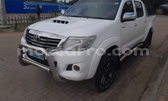Comprar Usado Toyota Hilux Branco Carro em Maputo em Maputo