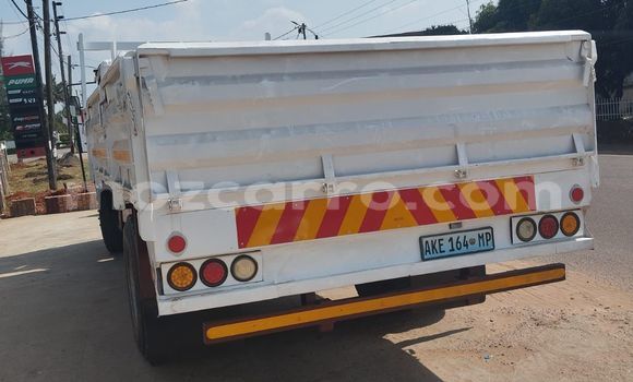 Comprar Usado Mercedes‒Benz W188 Branco Carro em Maputo em Maputo Comprar Usado Mercedes‒Benz W188 Branco Carro em Maputo em Maputo