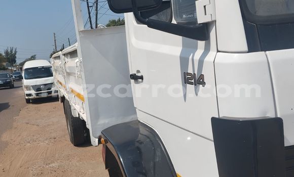 Comprar Usado Mercedes‒Benz W188 Branco Carro em Maputo em Maputo Comprar Usado Mercedes‒Benz W188 Branco Carro em Maputo em Maputo