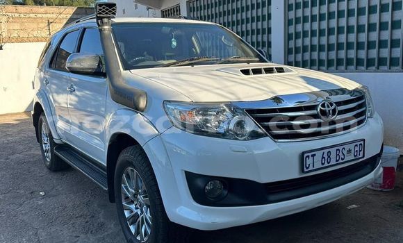Comprar Usado Toyota Fortuner Branco Carro em Maputo em Maputo