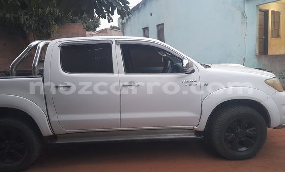Buy Used Toyota Hilux White Car in Maputo in Maputo