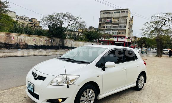 Nunua Ilio tumika Toyota Auris Nyeupe Gari ndani ya Maputo nchini Maputo