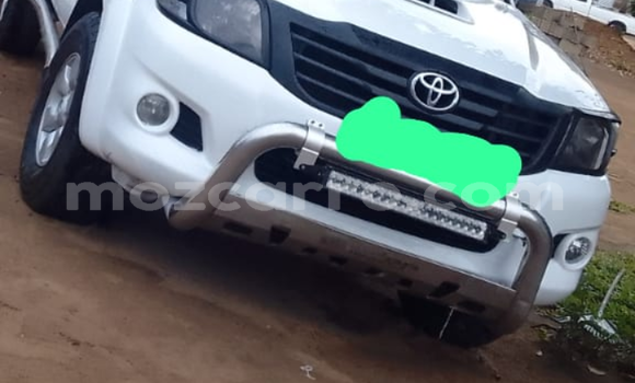 Tenga Tsaru Toyota Hilux Chena Mota in Massinga in Inhambane