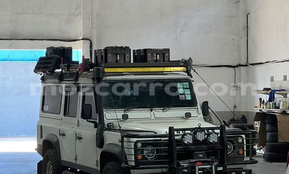 Buy Used Land Rover Defender White Car in Maputo in Maputo