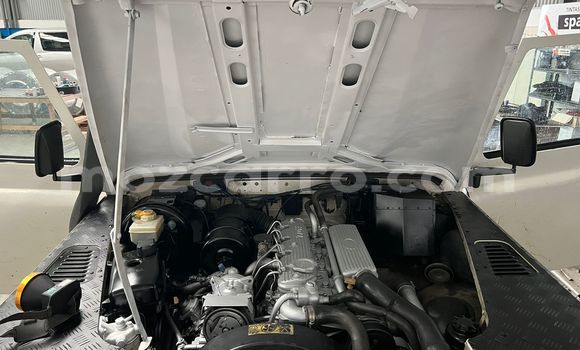 Comprar Usado Land Rover Defender Branco Carro em Maputo em Maputo Comprar Usado Land Rover Defender Branco Carro em Maputo em Maputo