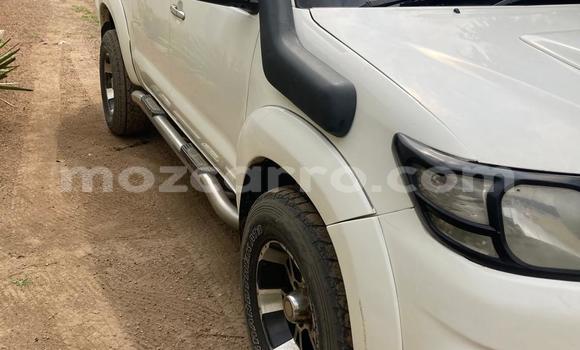 Nunua Ilio tumika Toyota Hilux Nyeupe Gari ndani ya Maputo nchini Maputo Nunua Ilio tumika Toyota Hilux Nyeupe Gari ndani ya Maputo nchini Maputo