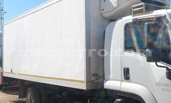 Nunua Ilio tumika Isuzu 117 Nyeupe Gari ndani ya Maputo nchini Maputo Nunua Ilio tumika Isuzu 117 Nyeupe Gari ndani ya Maputo nchini Maputo