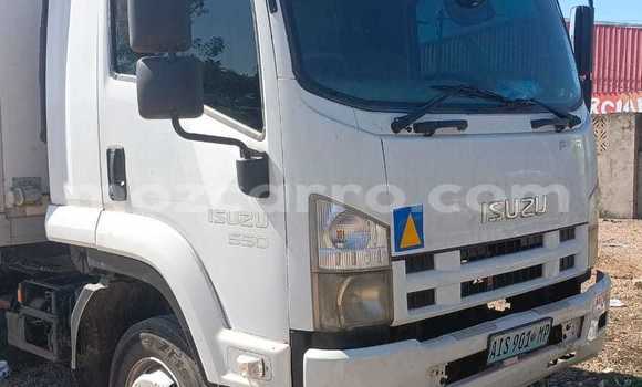 Nunua Ilio tumika Isuzu 117 Nyeupe Gari ndani ya Maputo nchini Maputo Nunua Ilio tumika Isuzu 117 Nyeupe Gari ndani ya Maputo nchini Maputo