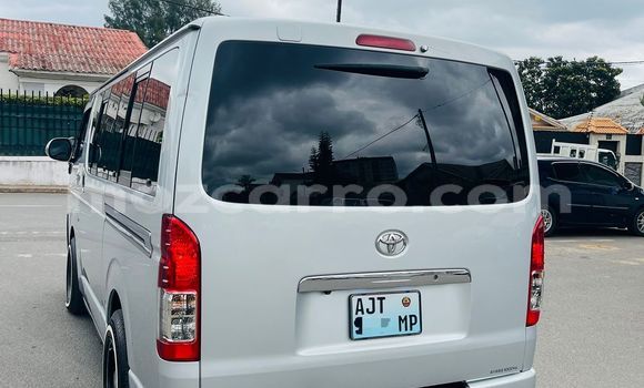 Nunua Ilio tumika Toyota Hiace Fedha Gari ndani ya Maputo nchini Maputo Nunua Ilio tumika Toyota Hiace Fedha Gari ndani ya Maputo nchini Maputo