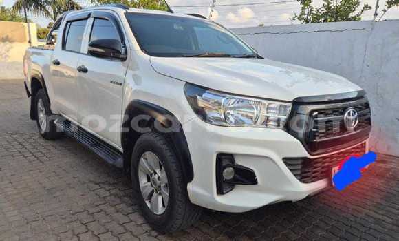 Tenga Tsaru Toyota Hilux Chena Mota in Maputo in Maputo