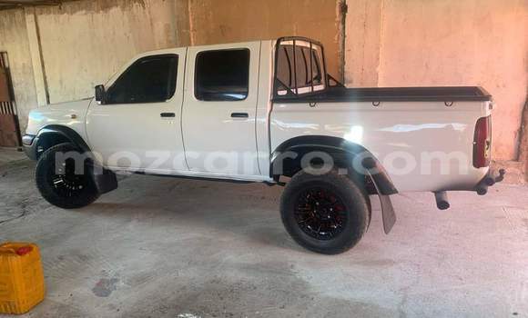 Nunua Ilio tumika Nissan Hardbody Nyeupe Gari ndani ya Maputo nchini Maputo
