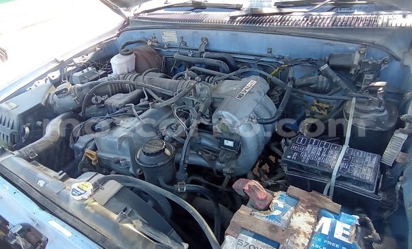 Comprar Usado Toyota Hilux Surf Azul Carro em Beira em Sofala