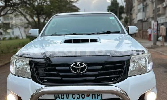 Buy Used Toyota Hilux White Car in Maputo in Maputo