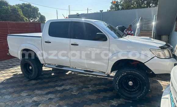 Buy Used Toyota Hilux White Car in Maputo in Maputo