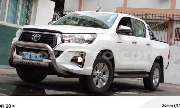 Tenga Tsaru Toyota Hilux Chena Mota in Maputo in Maputo