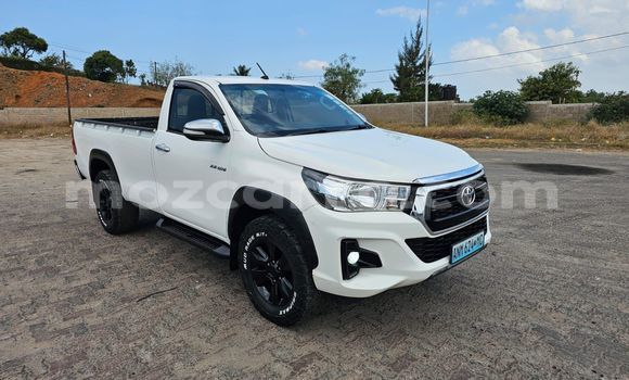 Comprar Usado Toyota Hiluxe Revo Branco Carro em Maputo em Maputo