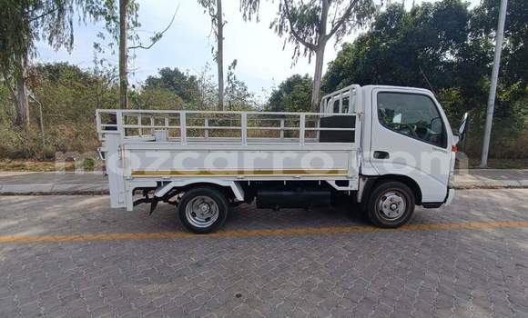 Comprar Usado Toyota Dyna Branco Carro em Maputo em Maputo