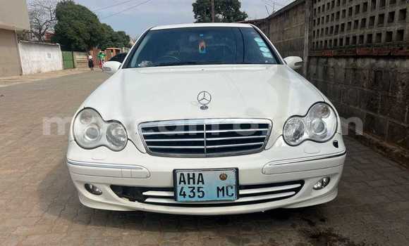 Nunua Ilio tumika Mercedes-Benz C180 COUPE Nyeupe Gari ndani ya Maputo nchini Maputo