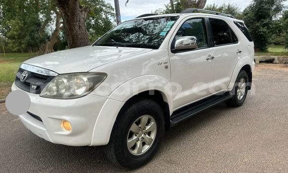 Comprar Usado Toyota Fortuner Branco Carro em Maputo em Maputo