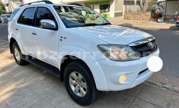 Comprar Usado Toyota Fortuner Branco Carro em Maputo em Maputo