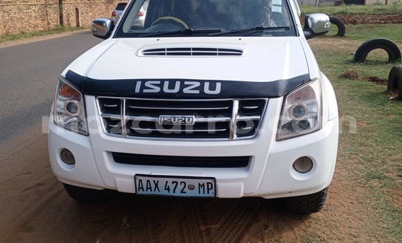 Comprar Usado Isuzu KB Branco Carro em Maputo em Maputo