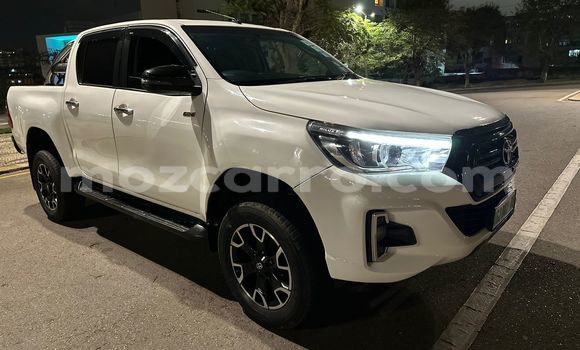 Comprar Usado Toyota Hiluxe Revo Branco Carro em Maputo em Maputo