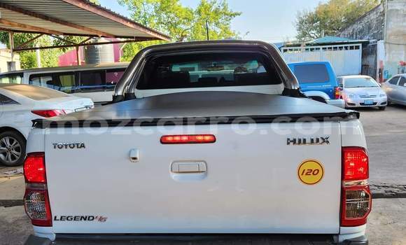 Nunua Ilio tumika Toyota Hilux Nyeupe Gari ndani ya Maputo nchini Maputo Nunua Ilio tumika Toyota Hilux Nyeupe Gari ndani ya Maputo nchini Maputo