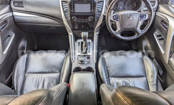 Nunua Ilio tumika Jeep Grand Cherokee Nyeusi Gari ndani ya Maputo nchini Maputo Nunua Ilio tumika Jeep Grand Cherokee Nyeusi Gari ndani ya Maputo nchini Maputo