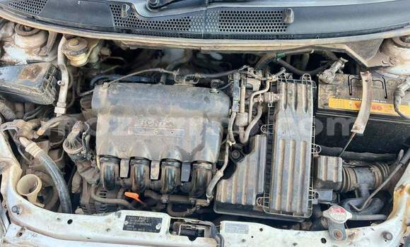 Buy Used Honda Fit White Car in Maputo in Maputo Buy Used Honda Fit White Car in Maputo in Maputo