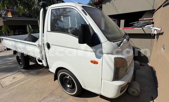 Buy Used Hyundai H1 White Car in Maputo in Maputo