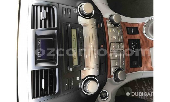 Tenga Imported Toyota Highlander Nhema Mota in Import - Dubai in Cabo Delgado Tenga Imported Toyota Highlander Nhema Mota in Import - Dubai in Cabo Delgado