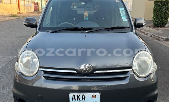 Comprar Usado Toyota Sienta Prata Carro em Maputo em Maputo