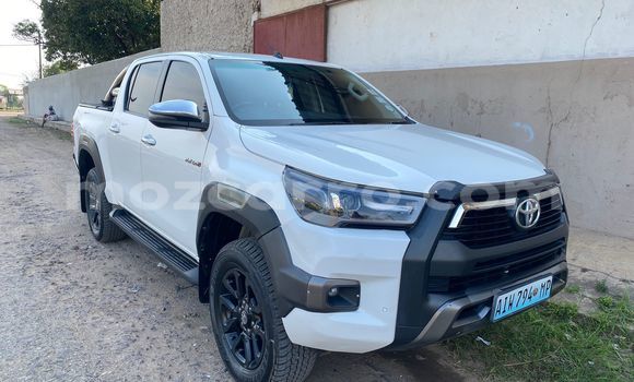 Buy Used Toyota Hiluxe Revo White Car in Maputo in Maputo