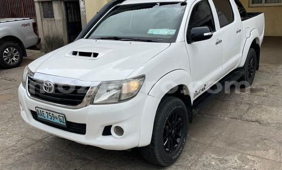 Comprar Usado Toyota Hilux Branco Carro em Maputo em Maputo