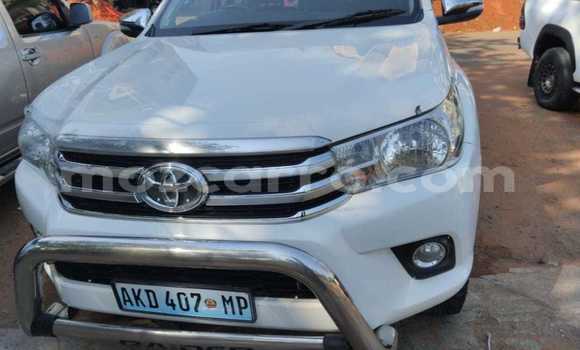 Nunua Ilio tumika Toyota Hilux Nyeupe Gari ndani ya Maputo nchini Maputo Nunua Ilio tumika Toyota Hilux Nyeupe Gari ndani ya Maputo nchini Maputo