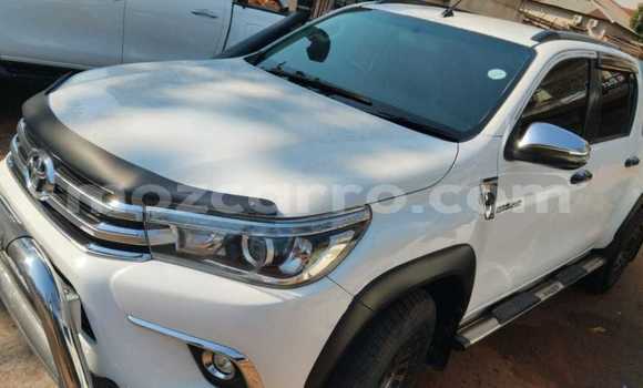 Nunua Ilio tumika Toyota Hilux Nyeupe Gari ndani ya Maputo nchini Maputo Nunua Ilio tumika Toyota Hilux Nyeupe Gari ndani ya Maputo nchini Maputo