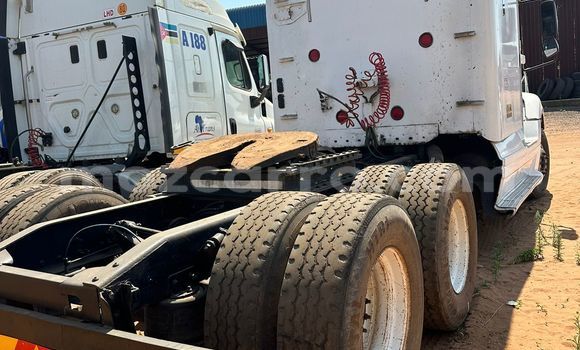 Comprar Usado Caterpillar 120 Branco Caminhão em Maputo em Maputo Comprar Usado Caterpillar 120 Branco Caminhão em Maputo em Maputo