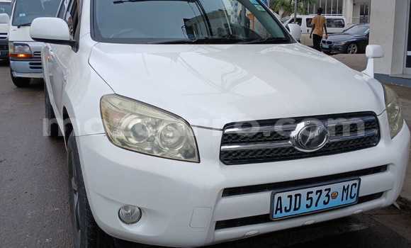 Nunua Ilio tumika Toyota Hilux Nyeupe Gari ndani ya Maputo nchini Maputo Nunua Ilio tumika Toyota Hilux Nyeupe Gari ndani ya Maputo nchini Maputo