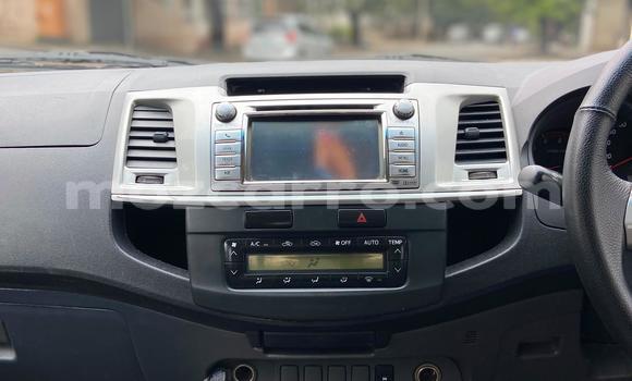 Nunua Ilio tumika Toyota Hilux Nyeupe Gari ndani ya Maputo nchini Maputo Nunua Ilio tumika Toyota Hilux Nyeupe Gari ndani ya Maputo nchini Maputo