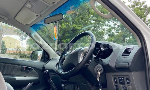 Nunua Ilio tumika Toyota Hilux Nyeupe Gari ndani ya Maputo nchini Maputo Nunua Ilio tumika Toyota Hilux Nyeupe Gari ndani ya Maputo nchini Maputo