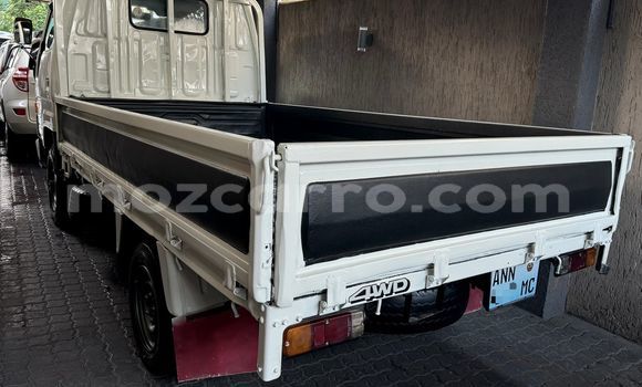 Comprar Novo Toyota HiAce Branco Caminhão em Maputo em Maputo Comprar Novo Toyota HiAce Branco Caminhão em Maputo em Maputo