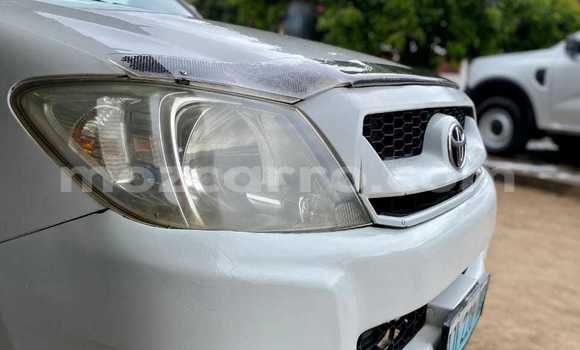 Nunua Ilio tumika Toyota Hilux Nyeupe Gari ndani ya Maputo nchini Maputo Nunua Ilio tumika Toyota Hilux Nyeupe Gari ndani ya Maputo nchini Maputo