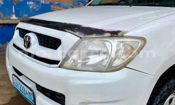 Nunua Ilio tumika Toyota Hilux Nyeupe Gari ndani ya Maputo nchini Maputo Nunua Ilio tumika Toyota Hilux Nyeupe Gari ndani ya Maputo nchini Maputo