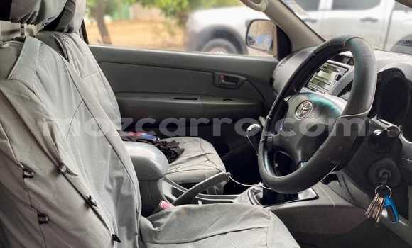 Nunua Ilio tumika Toyota Hilux Nyeupe Gari ndani ya Maputo nchini Maputo Nunua Ilio tumika Toyota Hilux Nyeupe Gari ndani ya Maputo nchini Maputo